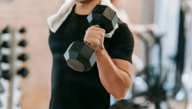 筋トレの効果はいつから出る？見た目の変化は？効果を高めるアイテムも紹介！